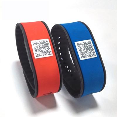 China silicon band wristband rfid qr code wristband 13.56mhz waterproof/waterproof rfid rewritable wristband for sale