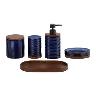 China Glas badkamer accessoires set blauw kleur ovale vorm met houten deel handwas dispenser badkamer countertop accessoires tandenborstel tumbler houder Te koop