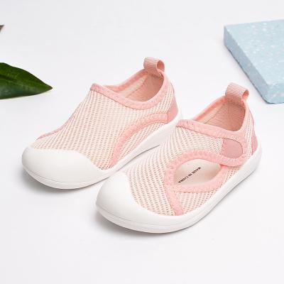 China Mesh Breathable Walking Shoes Low Unisex Casual Round Cut Outdoor Sports Sneakers for sale