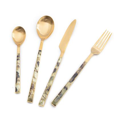 China 16pcs Viable Golden Fancy Brush Cutlery Set With Plastic Handle For Party Event for sale