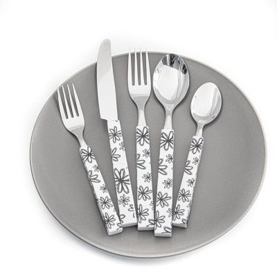 China Sustainable Flower Pattern 5pcs Plastic PP Handle Flatware Set For Home Restaurant for sale