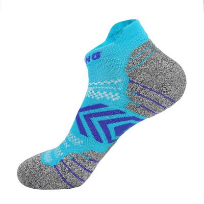 China LINGTU anti-skid socks manufacturer customized design LOGO kid men running athletic sock kid men running athletic sock for sale