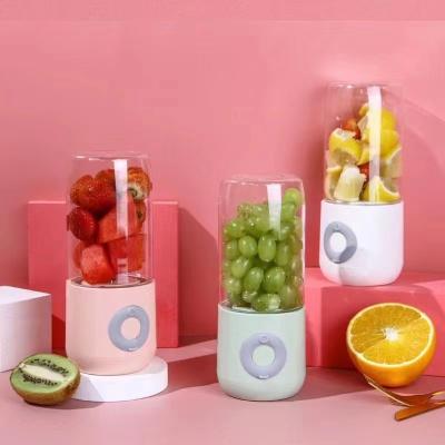 China Portable Multifunctional Car USB Fruit Smoothie Squeezer Mini Filling Blender for sale