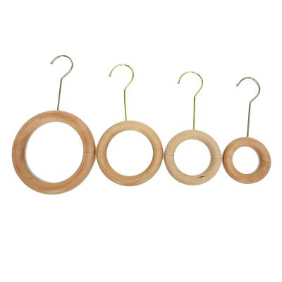 China CLASSIC New Arrival Factory Wholesale Shop Scarf Storage Ring Display Hanger Circle Natural Wood Link Hanger with Magnet for sale