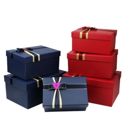 China Christmas Decoration Paper Gift Packaging Box Christmas Eve With Heart Ribbon zu verkaufen