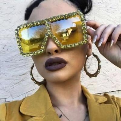 China 10 Years Experience Hot Sale Women Square Colorful Eyewear Rhinestone Luxury Diamond Oversized Big Frame Sunglasses Women D16009 for sale