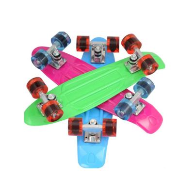 China PU Flashing Light Skateboard PP Plastic Skateboard Skateboard for sale