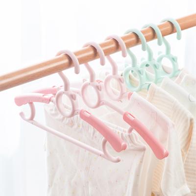 China Morden Luxury Wholesale Universal Clothing Plastic Cloth Hanger For Multifunctional Clothes Garment Telescopic Plastic Hanger for sale