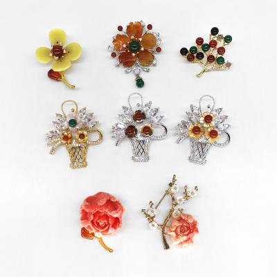 China Popular Wild Jade Pearl Corsage Brooch Pin Full Diamond Natural Freshwater Coral Women Brooch for sale