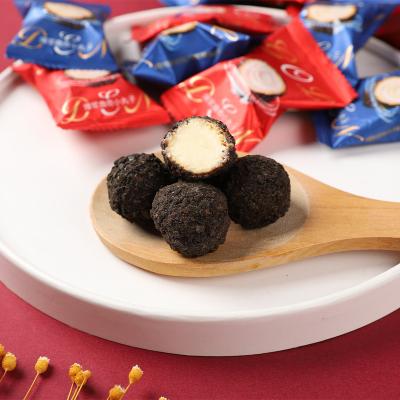 China Hot Selling Chocolate Sweet Food Chocolate Chip Cake Ball Wafer Wrapped Milk Chocolate Cookie Ball for sale