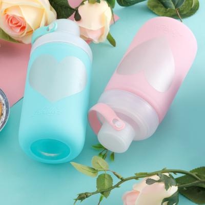 China Sustainable 600ml 20oz Customized Logo One Hand Operation Glass Water Bottle With Handle for sale