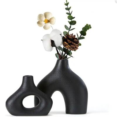 China Modern Minimalist Bohemian Decor Pampas Grass Decoration Flower Vases Black Round Matte Donut Ceramic Vase Set of 2 for sale