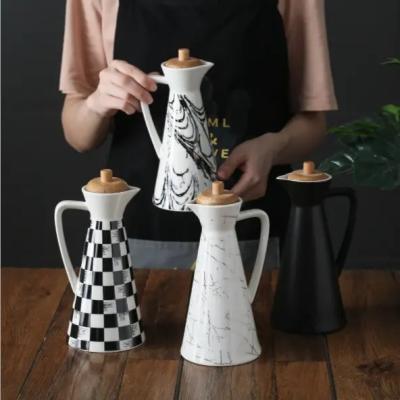 China Kitchen Ceramic Oil Bottle Creative Pattern Sauce Vinegar Storage Bottle Japanese-style Sake Bottle for sale