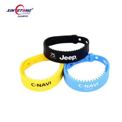 China Nfc Water Park Silicone Rfid Smart Wristband 13.56mhz Waterproof/Waterproof Electronic Wristbands M1 for sale