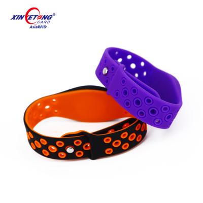 China Promotional Waterproof/Waterproof RFID Silicone Wristbands NFC Wristband Buckle Closed Around Colorful Customize Logo Printing for sale