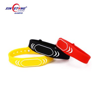 China Adjustable Waterproof Passive NFC Silicone Waterproof Wristband / Wristband Waterproof RFID Tag RFID Smart Band for sale