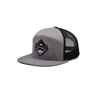 Chine Vente en gros de produits personnalisés de haute qualité 7 panneaux Coton gris Twill Truck Golden Embroidery Patch Logo Gorras Trucker Mesh à vendre