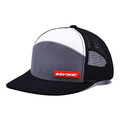 China 7 Panel Flat Bill Rubber Patch Logo Polyester Mesh Snapback Cap Gemengde kleur gestructureerd Te koop