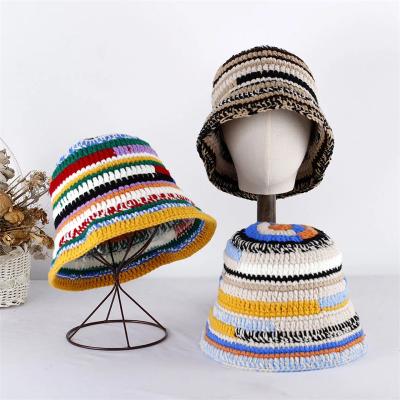 China Chapéu de crochê personalizado de outono e inverno de cores artesanais, listrado, tricô, versátil, chapéus de balde de crochê, chapéu de pescador de mulheres, espesso à venda