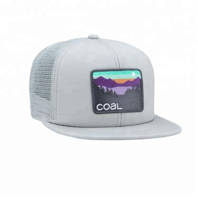 China De douane borduurde Vlakke Bill Snapback Hoeden, de Nylon Hoeden van Netwerksnapback Te koop