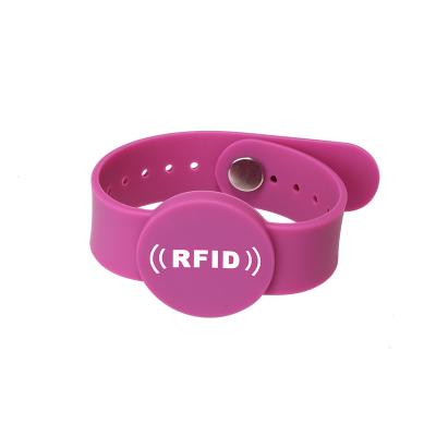 China Promotional Waterproof Silicone QR Code Magnetic Tamper Proof Wristband RFID Identification Custom LOGO Waterproof/Waterproof for sale