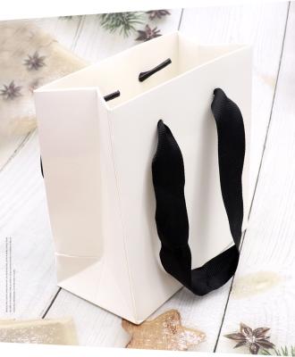 China Recyclable Custom Logo Printed Shopping Bag Gift Jewelry Packaging White Paper Paper Bag for sale