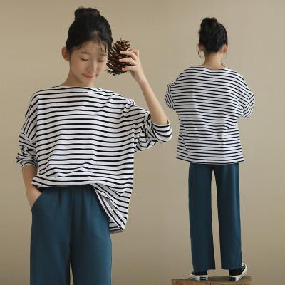 China Anti-Shrink Autumn/Winter 2022 Loose striped T-shirt for Mid-sized Girls Casual simple black and white striped base high definition ins for sale