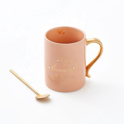 China Pronto para envio em estoque customizado 400ml rosa presente leite porcelana copo de café reutilizável cerâmica caneca com colher como presente à venda