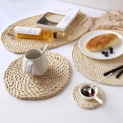 China Sustainable Fur Woven Round Table Mat Natural Husk Corn Heat Insulation Pot Holder Coasters Drink Place Mat Table Decoration for sale