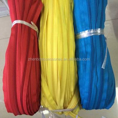 China Wholesale Cheap Price 5# Automatic Yard Lock Color Nylon Zipper , Long Chian Zipper In Roll for sale