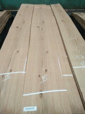 China Knotty Oak Veneer Pippy Oak Wood Veneer With Rustic Texture for sale