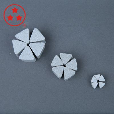 China Xingxing Abrasive Straight Cut Triangle Vibratory Finishing Stone Ceramic Media Te koop