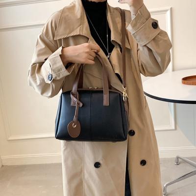 China 2022 new popular water resistant ladies messenger bag large capacity fashion vintage handbag girl shoulder bag simple simple portable bag for sale