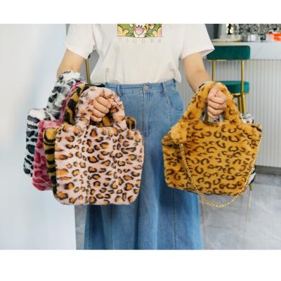 China Soft Fuzzy Leopard Fashion Girls Clutch Bags Crossbody Purses Wholesale Designer Plush Winter Trend Fashion New for sale