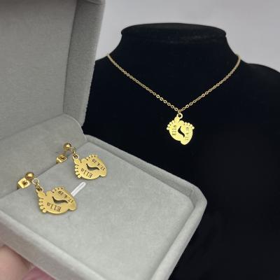 China 3pcs/set Qiuhan OEM/ODM Jewelry Sets 18k Gold Plated Stainless Steel Jewelry Set Foot Engraved Name Necklace for sale