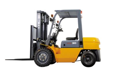 China 2.0T Gasoline forklift truck with Japanese NISSAN engine moving cargo in pallets for sale