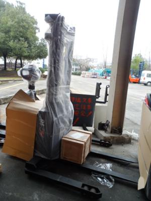 China 1.6T Straddle Type Electric Pallet Truck 4500MM Triplex Mast System for sale