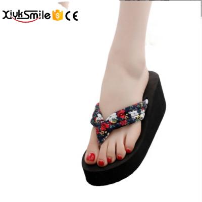 China CUSHIONING low price summer hot sale wholesale slippers simple and soft can be worn outside beach shoes flip flops ladies for sale