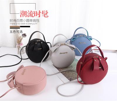 China Circular Grip Silver Double Zipper Cross - Body Bag Made Of Lychee Grain Leather for sale