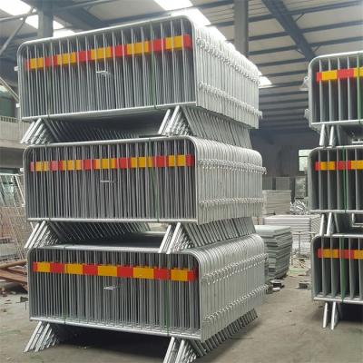 China Hot Dip Galvanized Pipe Manufacturer Traffic Safety Pedestrial Galvanized 2m Fixed Leg Steel Crowd Control Barrier for sale