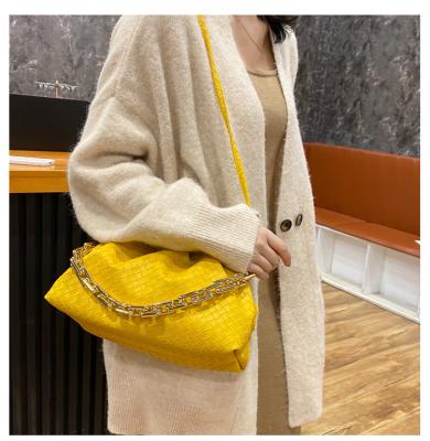 China Fashion Woven Cloud Leather Bag Dumpling Shoulder Messenger Bag Luxury Handbags Women Designer Thick Chains Clutch Soft Crinkled Pouch for sale