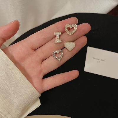 China Korean Vintage Earrings Vershal A750 18k Gold Plated Delicate Rhinestone Pearl Heart Stud Earrings For Women for sale