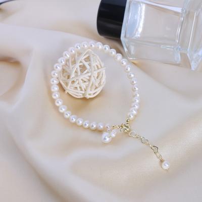 China Fashion Bracelet Vershal D087 Elegant Baroque Freshwater Pearl Beaded Bracelet Cat's Claw Charm Bracelet For Women for sale