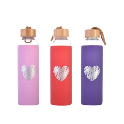 China 600ml /22oz Borosilicate Glass Sustainable Water Bottle with Silicone Sleeve and Protective Bamboo Lid for sale