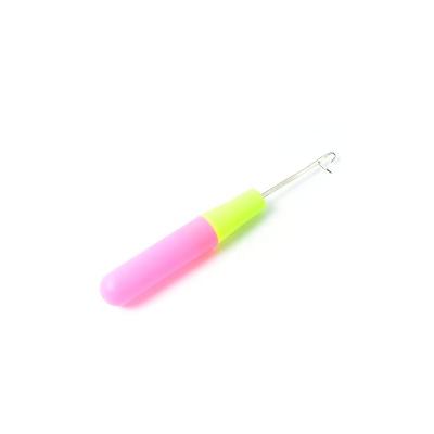 China Hand Knitting New Plastic Handle Iron Crochet Hooks Needles Lock Crochet Hair Weaving Hook for sale