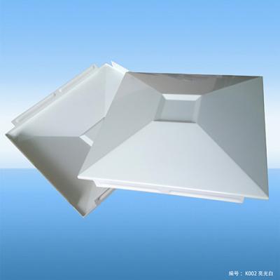 Cina Pannelli di parete impermeabili del bagno di bianco del PVC 3D della parete della doccia su ordinazione del bordo 300*300 millimetro in vendita