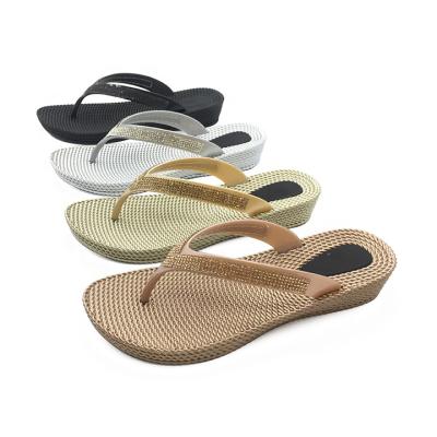 China Hot Selling PVC Flip Flops Ladies Classic Fashion Trend Women's Diamond Flip Flops Outdoor Beach Slippers for sale