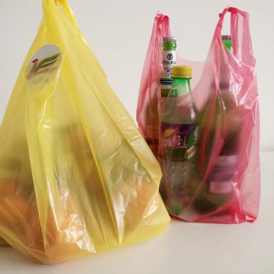 China Recyclable T-shirt plastiuc bags on roll for groceries for sale