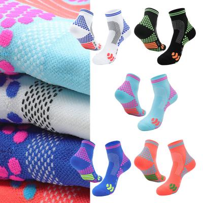 China New Regular Men's Mid-Tube Sports Socks Cotton Sweat-Absorption Anti-Skid Thin Breathable Socks for sale