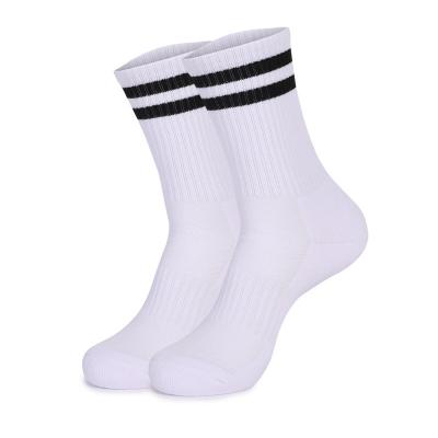 China Viable Wholesale High Quality Custom Men's Black Letter Logo Outdoor Sport White Socks Running Custom Basketball Socks for sale